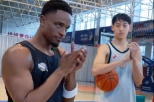 谁家外援提前一个小时到训练场?纳托尔正式报到! 谁家外援提前一个小时到训练场?纳托尔正式报到!