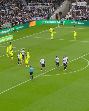 系鞋带导致丢球!名宿批热刺防守:太幼稚了,指望裁判吹停比赛 系鞋带导致丢球!名宿批热刺防守:太幼稚了,指望裁判吹停比赛