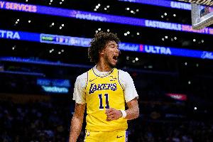 一飞冲天！海斯顺下接球 起飞滑翔面对空篮单臂暴扣